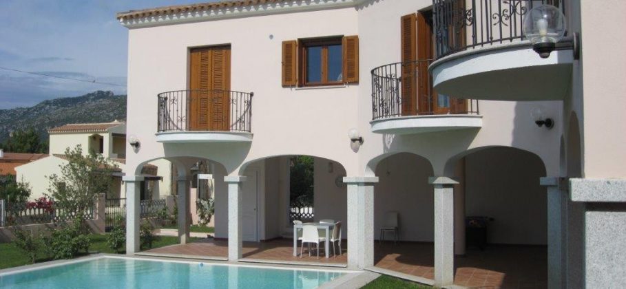 15464 POSADA Villa con piscina con 5 appartamenti, cantina e garage
